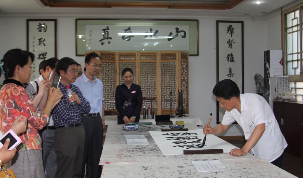 现场挥毫,书写廉政警句名言